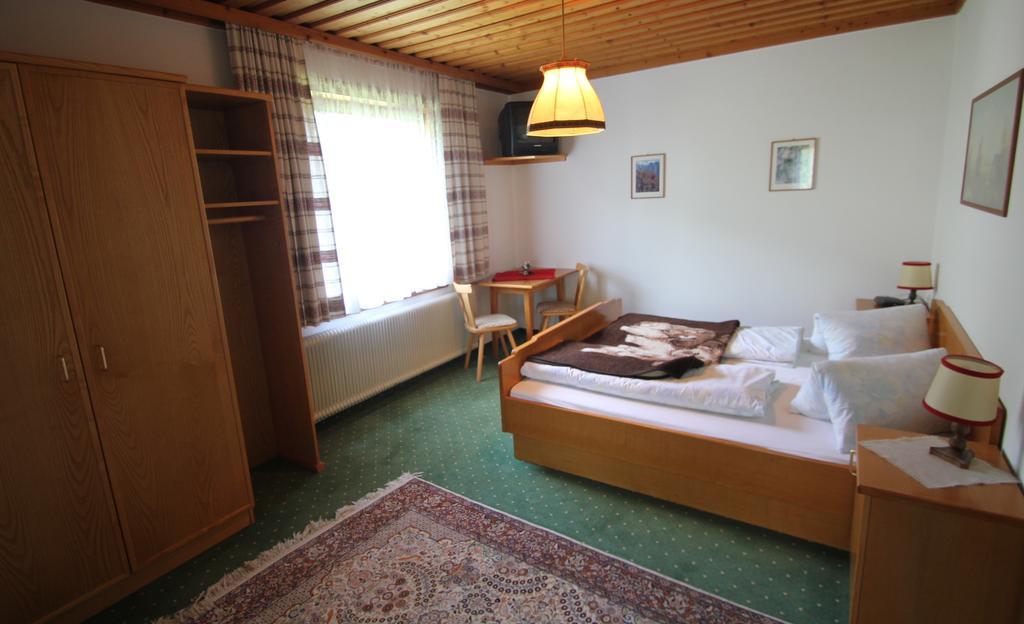 Pension Hubertushof Beim Roemerbad Бад-Кляйнкірхгайм Номер фото