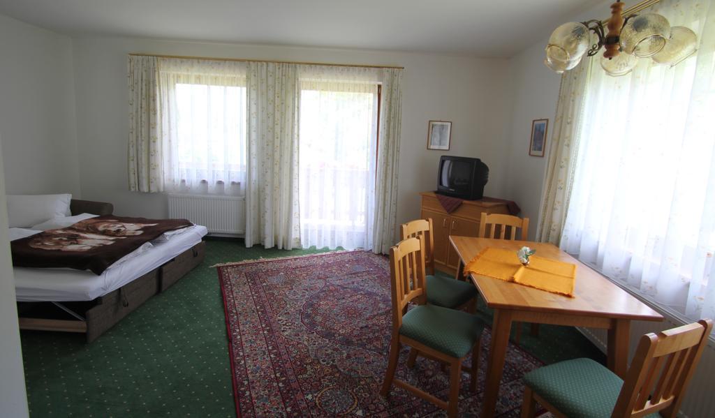 Pension Hubertushof Beim Roemerbad Бад-Кляйнкірхгайм Номер фото