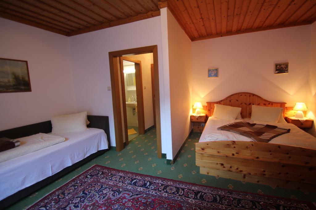 Pension Hubertushof Beim Roemerbad Бад-Кляйнкірхгайм Екстер'єр фото